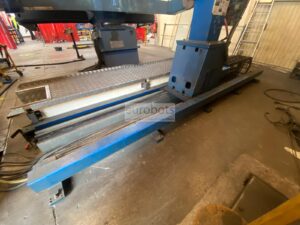 Linear track system — 4 meters, allows robot motion along full table length